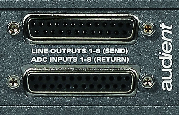 Connecteurs DB25 de sorties ligne et d'entrées ADC de l'ASP880